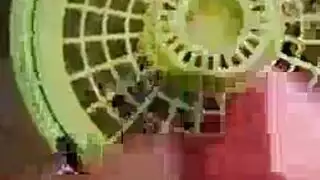 بلع عميق بشفاه لامعة وأظافر متناسقة