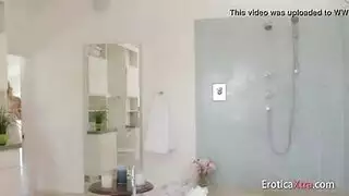 مثلية سحاقية ثلاثية شقراء: عاهرات يلعقن البظر ويدخلن أصابعهن بعمق