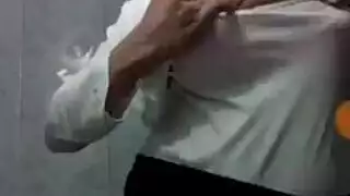 محجبة صغيرة تمارس الجنس مع ديلدو في الحمام