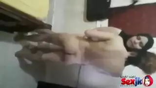 عاهرات محجبات يستكشفن مهبل بعضهن المبلل في مشهد صريح