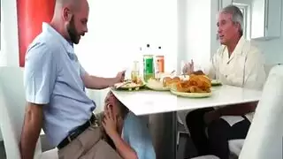 جمال روسي حسي يأخذ قضيبًا ضخمًا بعمق