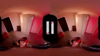 تجربة في آر إباحية: فتاة جميلة تختنق على قضيب عملاق في الواقع الافتراضي