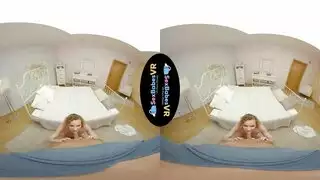 فتاة رائعة الجمال تمص قضيبًا كبيرًا بشدة