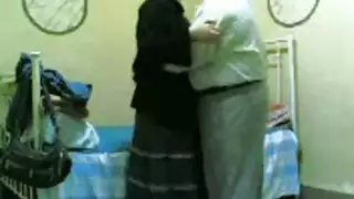 امرأة عربية ناضجة تمارس الجنس مع رجل أصغر مشهد صريح