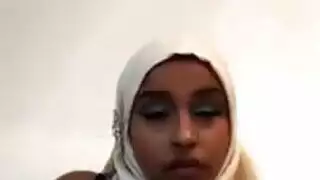 فرج الفتاة المصرية الحارّ يتلقى تدليكاً قوياً