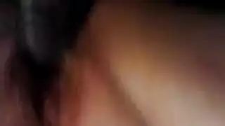 عاهرة القرية تأخذ عدة أعضاء في جلسة جماعية