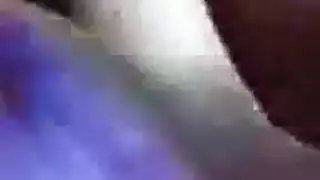 امرأة خبيرة تبتلع السائل المنوي بعد مص عميق