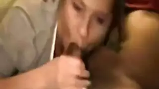 والدان ثنائيان يشاركان قضيبًا في القبو