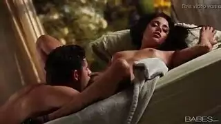 صديقة مثلية تنضم إلى شهر العسل لجنس جماعي إباحي بعد حلول الظلام