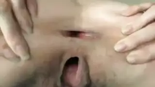 قذف داخلي هائل يملأ مهبلها الضيق في فيلم بورنو صريح