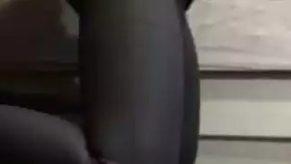 بنات عم صغيرات يصبحن جامحات: يفتحن مؤخرتهن للحصول على كريمة