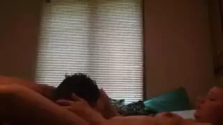 هاوية شابة باللون الأحمر تريد تمديد كسها الضيق