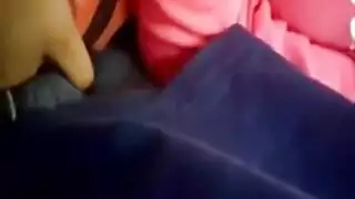 إغراء في التنقل: جعله يقذف في الحافلة