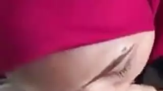 مراهقة آسيوية تتفجر على قضيب عربي سميك