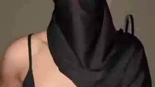 فتاة تتبول على نفسها لأنها لم تتحمل