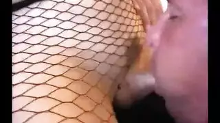 إثارة مزدوجة: اللعب بعمود جلدي قاسٍ