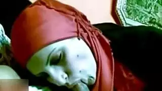 فم محجبة مليء بالسائل المنوي