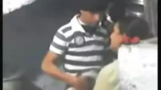 كريمبي على السلم: ملء فرج الجارة الضيق