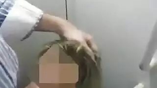 امرأة محجبة ناضجة مثارة تتوسل للسائل المنوي أثناء الغسيل