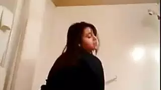 عاهرة مغرية تتباهى بكسها وطيزها المذهلين في مقطع بورن ساخن