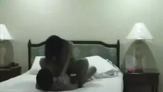 فتاة صغيرة تبلغ الذروة بضخ أصابعها داخل وخارج فرجها