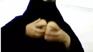 نساء منقبه تلعب في نفسها