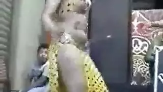 راقصة مصرية مغرية تظهر ثدييها الكبيرين – فيلم إباحي صريح