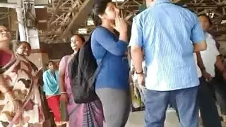 إصبع مؤخرة مراهقة ضيقة ثم تمتلئ بالسائل المنوي