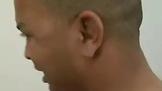 عاهرة طبية ممتلئة الجسم تفحص مريضها فحصاً جنسياً