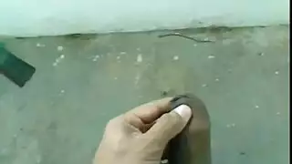 شاب مثير يمارس العادة السرية وينثر سائله على الرصيف بحضور مشاهدين