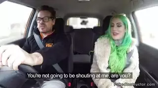 الإفطار جاهز: فتاة شعرها أخضر تبتلع السائل المنوي