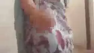 رقصة جنس عربية: مؤخرة مستديرة كبيرة ترتد، والوجه مغطى
