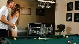 تقبيل باللسان يؤدي إلى اختراق بدون واقي وهزات جماع صارخة