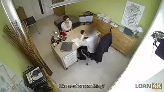 شرج احترافي: فتاة مكتب ذات أثداء كبيرة تكسب راتبها