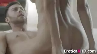 أليكسيس فوكس تمص بقوة في السيارة لشابين ممتلئين