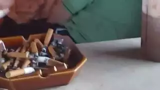 استمناء مراهقة: تدليك كسيها الضيق بشدة في الخارج