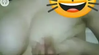 هزة الجماع الصارخة: جلسة استمناء أسماء المكثفة في دردشة الفيديو