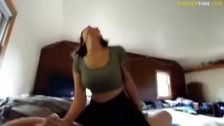 مراهقة ذات أثداء مثالية تتعرض للضرب بقضيب إباحي سميك