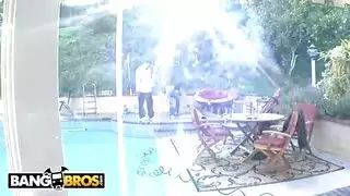 عمال الصيانة ينككون ثلاث كلابات مستعدات في جلسة جنس جماعي قذرة