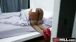 علاقة جنسية عائلية: الولد الأبيض يمتلك أمه السمراء