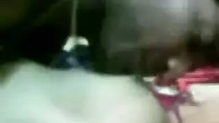 زوجان متحمسان: مداعبة الثدي وضرب الفرج بخشونة