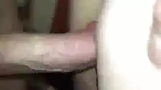 جلسة نيك في الفندق: تمص زبه المرتخي حتى يقسى ويرعشها