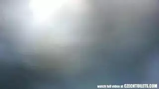 مشهد إباحي في الحمام: عاهات تتوسل لجماع شرجي قوي وقذف داخلي