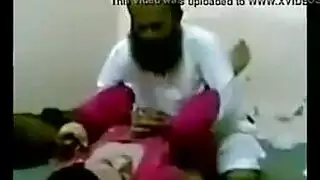 مشهد إباحي: شيخ متدين ينيك عاهرة مدفوعة الأجر بوضعية الكلب