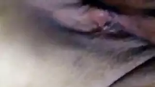 جلسة جنس شروقية: رجل ملتحي يقدم متعة فموية على مهبل مشعر