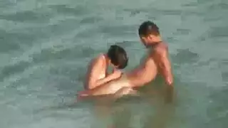 تجسس إكس إكس إكس شاهدوه يمارس الجنس مع زوجته على الشاطئ