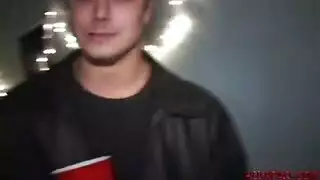 فتاة جامعية مراهقة تُمارس الجنس في كل فتحة في حفلة طلابية جامحة