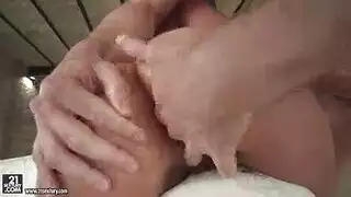 شرج صعب: تتوسل للزب في طيزها الضيقة