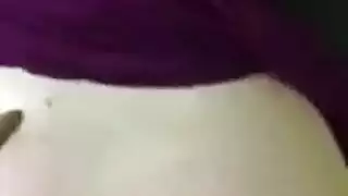 طالبة مستسلمة للجنس الشرجي تأخذ قضيب جارها الخشن في مؤخرتها المدورة