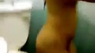 ترقص ثم تأخذ قذفاً على وجهها في الحمام